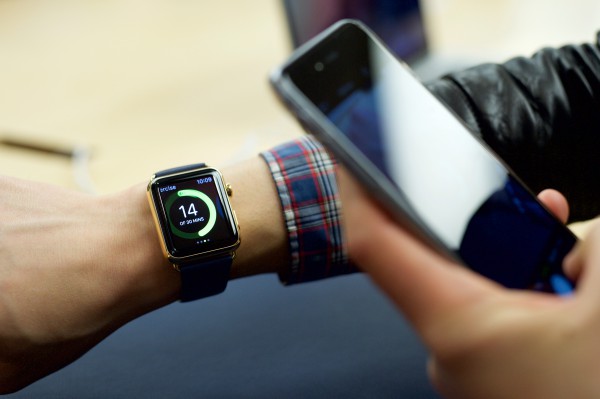 Первые покупатели Apple Watch примеряют гаджет