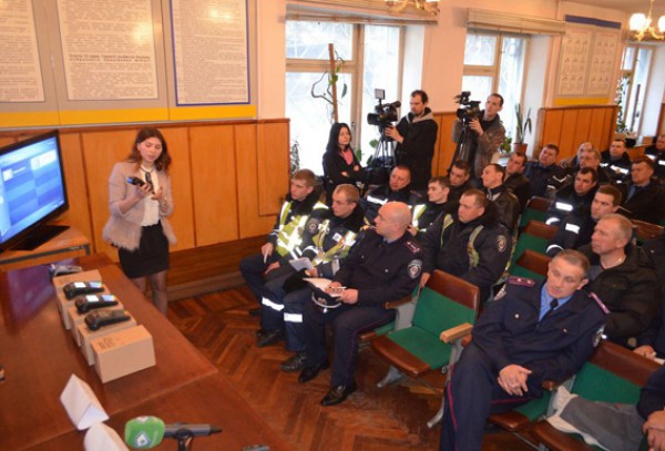 Сотрудникам ГАИ показали терминалы