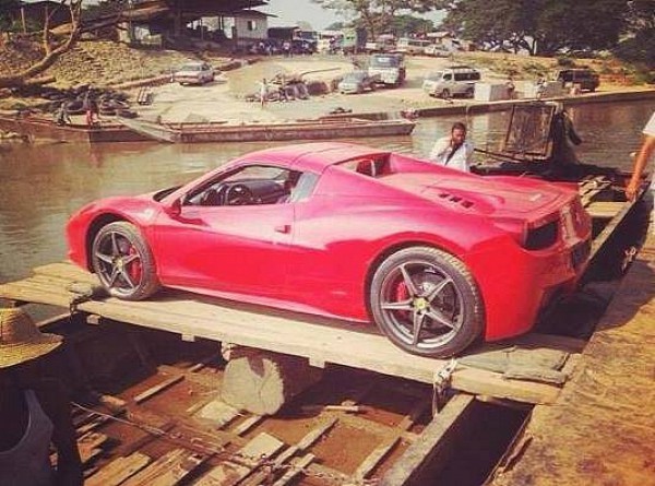 Ferrari 458 Italia пересекает границу Китая и Вьетнама