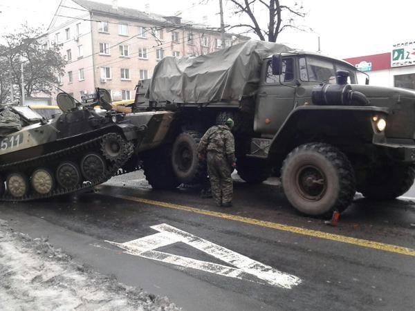 В аварии поучаствовала и гусеничная техника