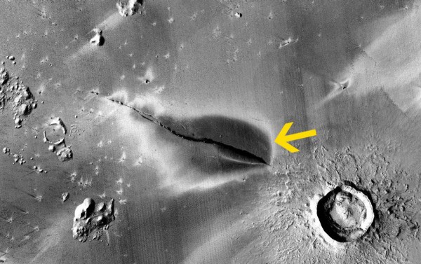 Вулканические отложения вокруг трещины в Cerberus Fossae