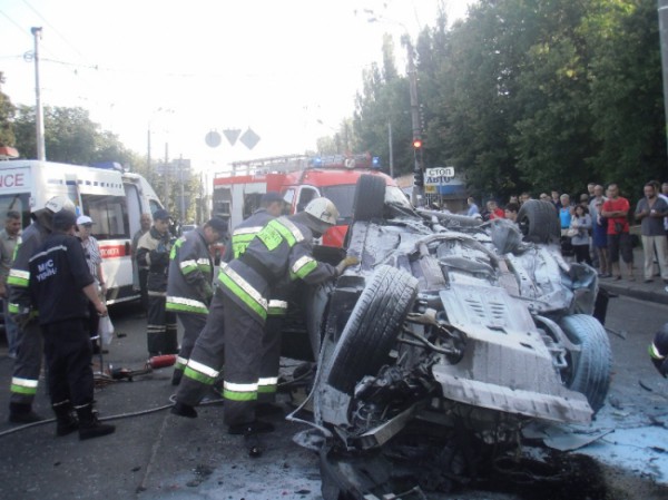 На месте аварии работали спасатели