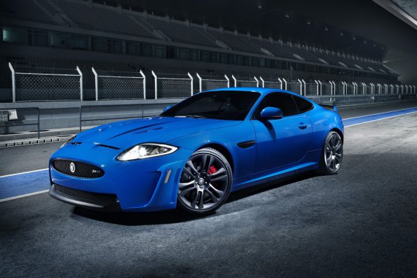 Jaguar XKR-S разгоняется от нуля до «сотни» занимает 4,2 с