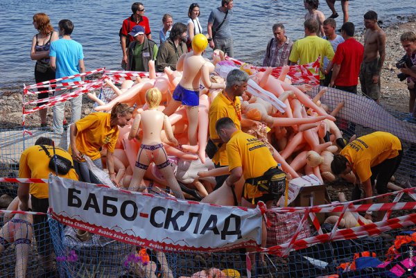 Надувные барышни показали, в чем их сила