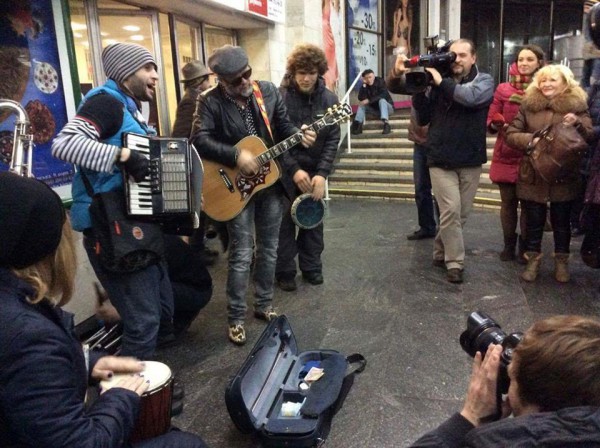 Борис Гребенщиков спел возле станции метро Золотые ворота в Киеве