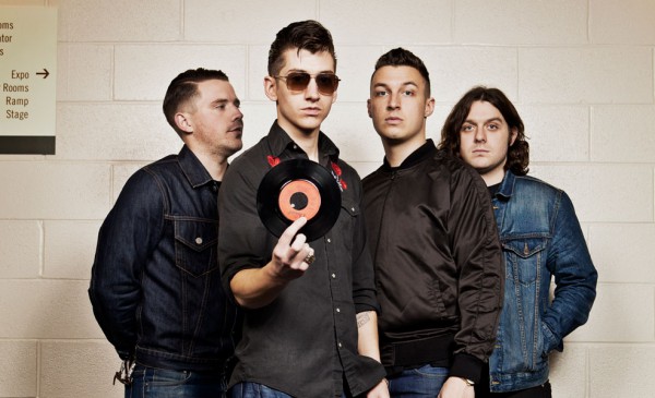 Arctic Monkeys спели в Швеции новую песню