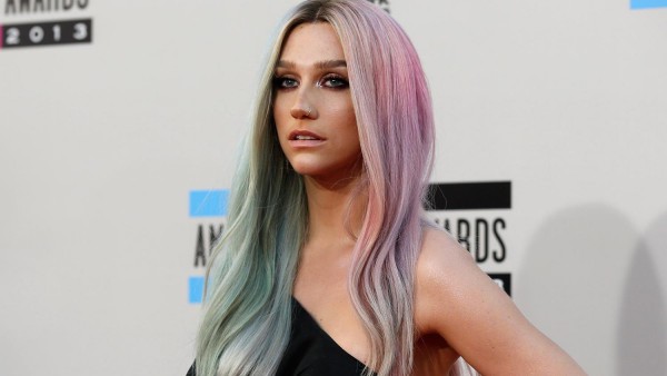 Певица Kesha выпустила новую песню.