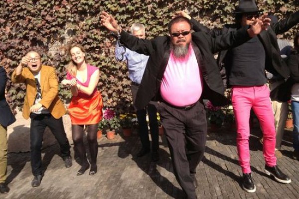Художник-диссидент Ай Вэйвэй записал свою версию Gangnam Style, протестуя против политики правительства Китая