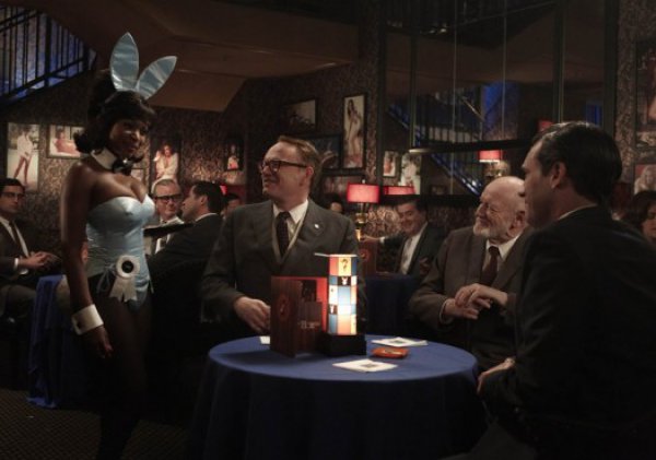 Один из топ-менеджеров Sterling Cooper Draper Price влюбляется в чернокожую официантку