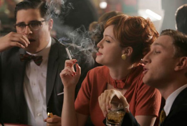 В Mad Men невозможно найти некурящего трезвенника, даже среди дам