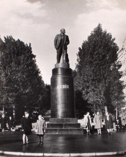 Памятник Ленину на бульваре Шевченко. В народе шутили, что Ленину без пальто холодно - а пальто у него забрал Тарас Шевченко, что стоит в одноименном парке чуть выше по бульвару.