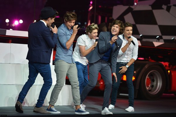 One Direction перепели легендарный хит Oasis Wonderwall
