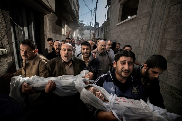 Победитель World Press Photo 2013 в категории Фотография года. Траурная процессия в Палестине. Дети погибли, когда в их дом попал израильский снаряд