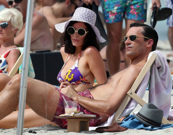 В шестом сезоне сериала Безумцы/Mad Men Дон Дрейпер вывез молодую жену на Гавайи, на дворе конец 1967 г. (Безумцы/Mad Men, 2013)