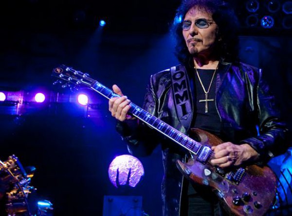 Лучшим гитаристом по версии компании Gibson признан гитарист Black Sabbath Тони Айомми