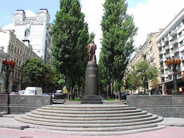 Изоляция проводит голосование за место на постаменте.