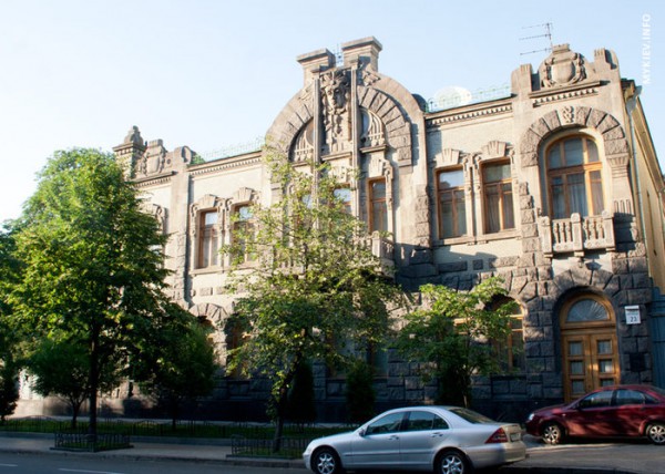 Наверное, это одно из самых грустных зданий в стиле