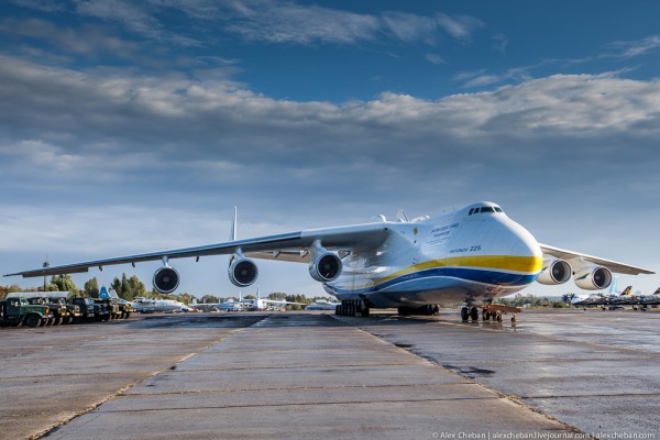 Украинская Мрия (Ан-225) - самый большой самолет в мире.
