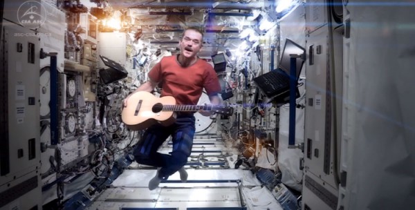 Канадский астронавт Крис Хэдфилд снял в космосе клип на композицию Дэвида Боуи Space Oddity