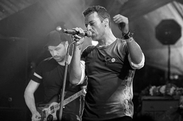 Coldplay начали концерт минутой молчания