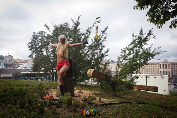 Пятничная резня бензопилой: FEMEN пилят крест на Майдане