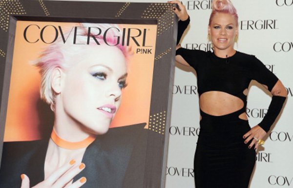 Pink стала лицом косметики CoverGirl