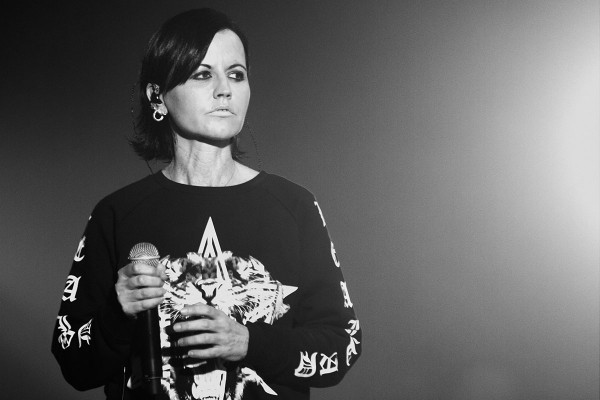 Долорес О'Риордан была фронтвумен группы The Cranberries.