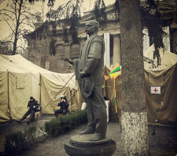 НХМУ во время противостояний. Памятник первому директору музея Н. Беляшевскому. Фото: facebook.com/nationalartmuseumofukraine
