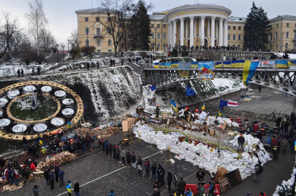 Активисты Евромайдана заняли бывший Октябрьский дворец, оборудовав в нем пункт обогрева