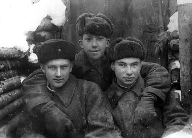 Никулин с однополчанами