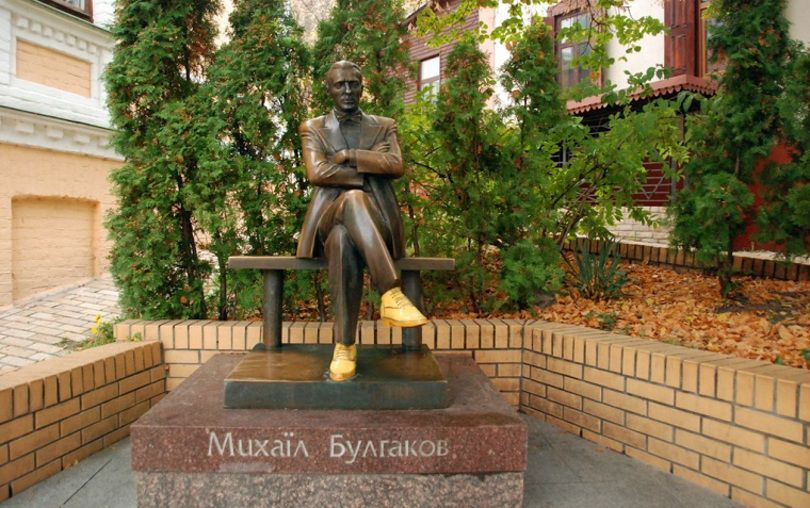 Памятник Булгакову на Андреевском обули в желтые ботинки
