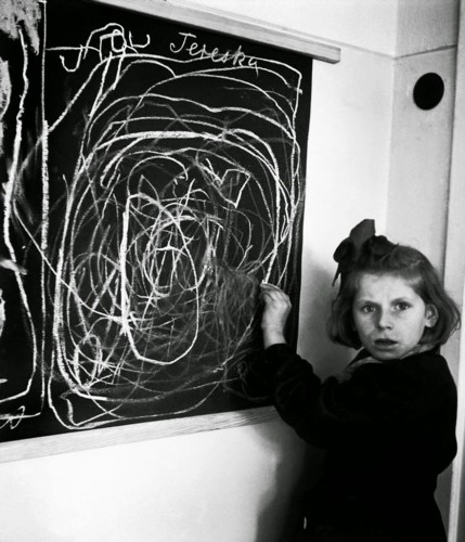 Когда психически неуравновешенную девочку освободили из концлагеря и в ходе терапии попросили нарисовать дом, она изобразила нечто, напоминающее моток колючей проволоки.