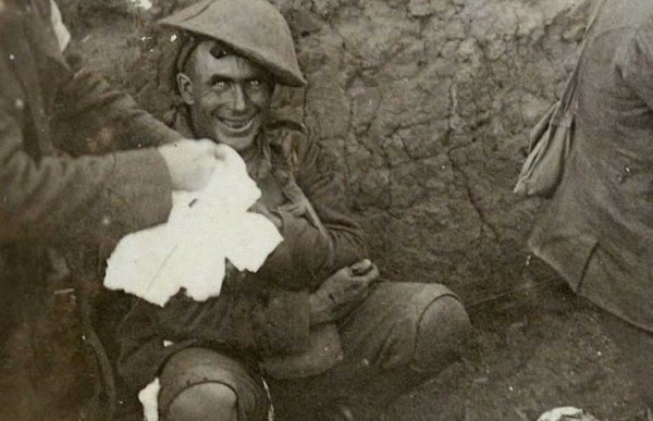 1916 год, Первая Мировая война. Контуженный во время боев у французской деревни Курселет. Заметим, что традиции улыбаться на фото тогда не было вовсе.