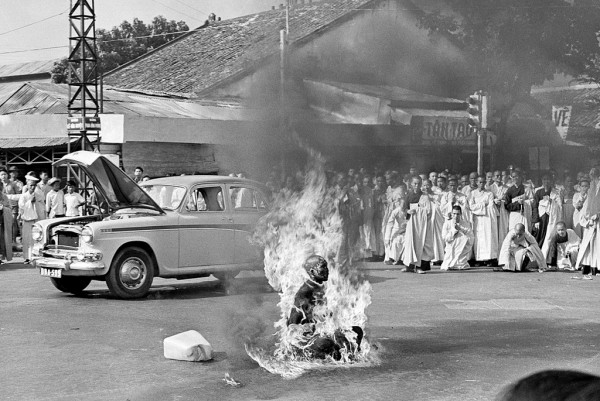 1963 год, Южный Вьетнам. Знаменитый кадр самосожжения буддистского монаха в знак несогласия с политикой правительства, которое очень жестоко подавляло любые акции протеста и признаки недовольства.