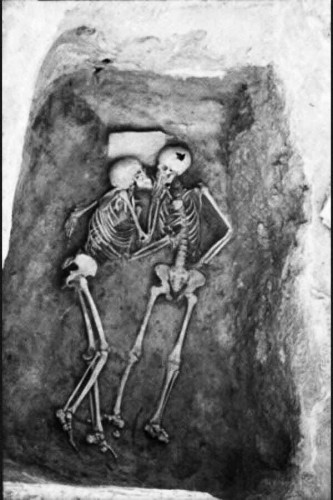 Находка 1972 года в Иране. Примерно в 800 году до н.э. завоеватели подожгли находящееся там в те времена поселение. Эти двое поддерживали друг друга до самой смерти.