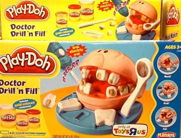 Набор для игры в дантиста – огромный рот и инструменты для вырывания из него зубов. От души надеемся, что эта компания не выпускала игрушек для других медицинских специальностей.