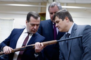 Дмитрий Медведев осматривает выставку продукции предприятия ПРОМТЕХНОЛОГИЯ