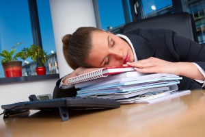 Вздремнуть на работе на 15-20 минут - порой единственный способ побороть сонливость