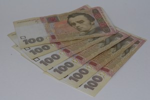 Подавляющая часть населения живет на зарплату в 1-2 тысячи гривен