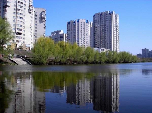 Лебединое озеро на Позняках в Киеве