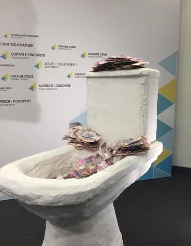 Необычная скульптура символизирует проблемы с запуском е-декларирования