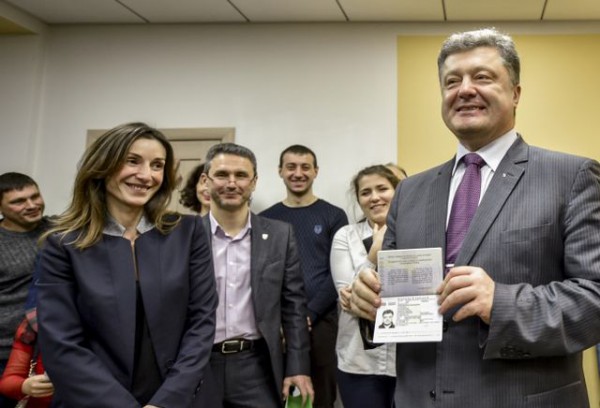 Первый биометрический паспорт получил президент Порошенко