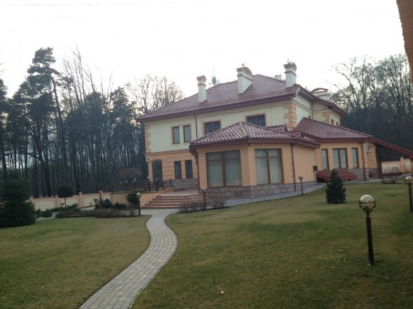 Дом Писного в большой полосе вырубленного леса