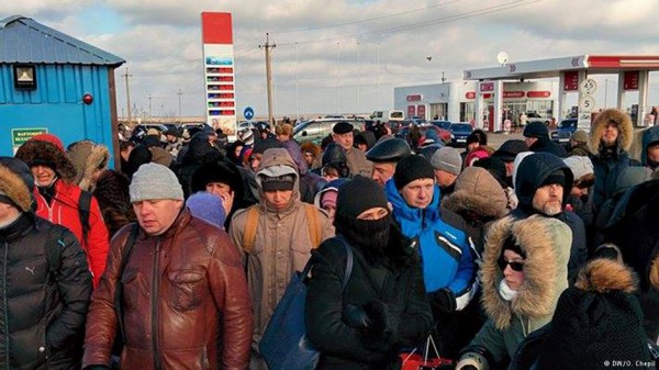 Люди часто пересекают границу с материком пешком