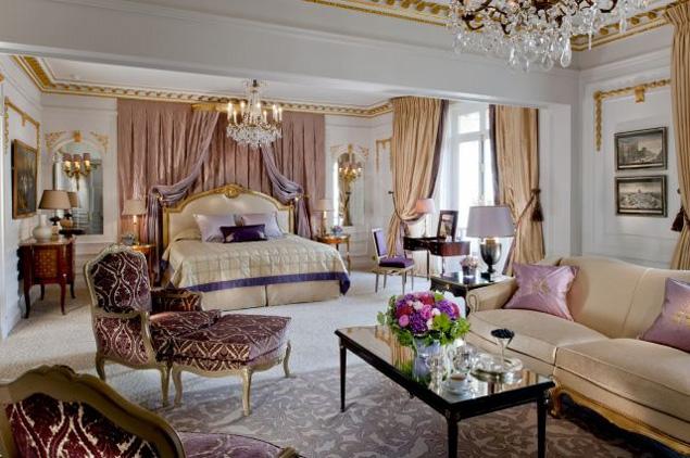 Королевский номер находится на 5-ом этаже гостиницы Plaza Athenee в Париже