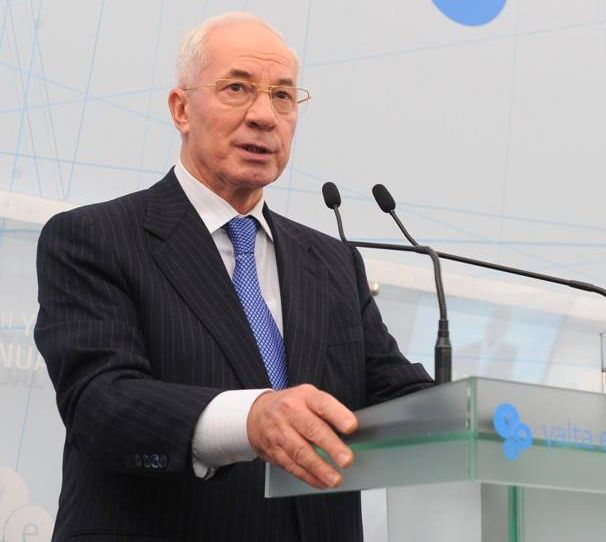 Азаров считает, что газовый контракт виноват в плохих дорогах