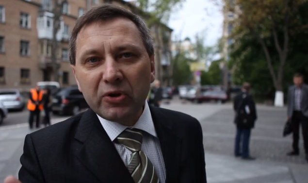 Сергей Старунь прямо на улице подписывал документы