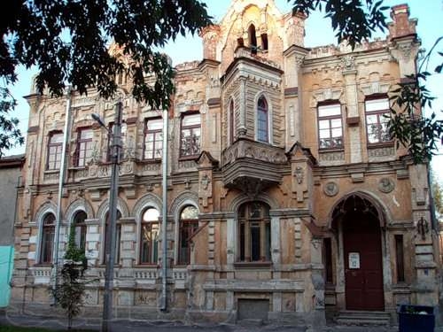Старинный особняк в готическом стиле