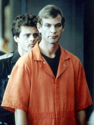 В 1994 году маньяк Джеффри Дамер, убивший 17 человек с особой жестокостью, сам был убит сокамерником