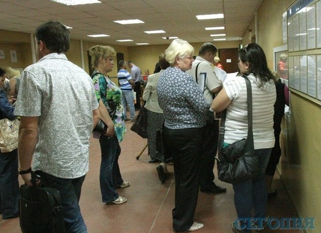 В Киеве стало сложнее оформить жилье. Люди занимают очередь на рассвете и стоят весь день
